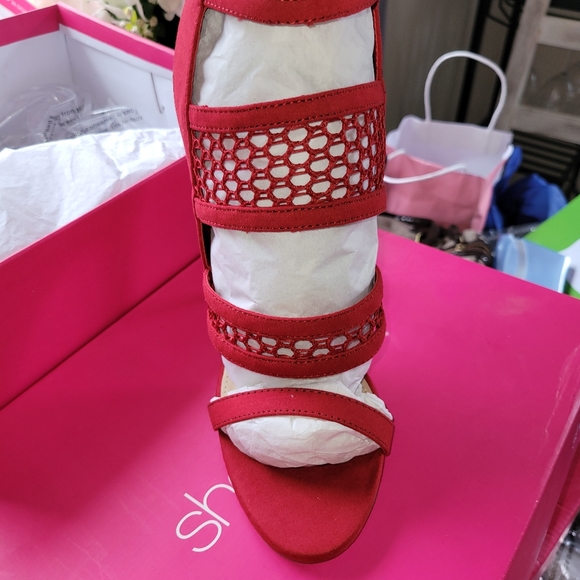 Red heels - Picture 2 of 3